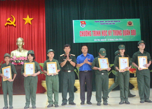 Thiếu tướng Đoàn Thanh Xuân, Phó Chính ủy Quân Khu 9 cùng đồng chí Huỳnh Thái Nguyên, Phó Bí thư Thường trực Thành đoàn Cần Thơ trao giấy chứng nhận cho các học viên